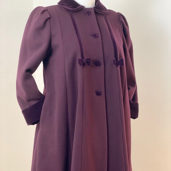 Vintage Rothschild Burgundy Coat with Bows. Dry Cleaned. - Picture 5 of 15